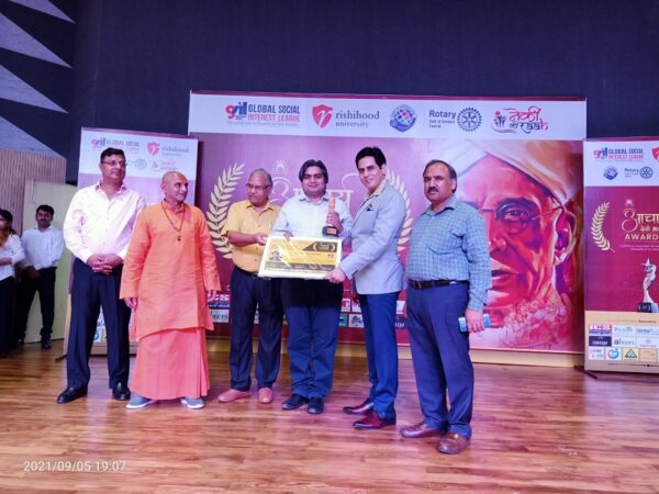 Rakesh Mehta awarded by Aman Varma